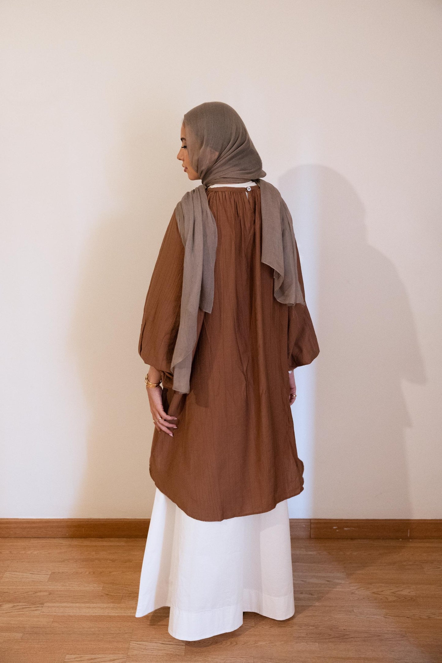 The Balloon Cloud Top in Coconut Brown