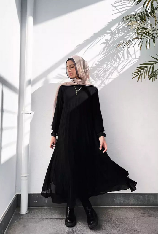 Black Cloach Pleated Dress