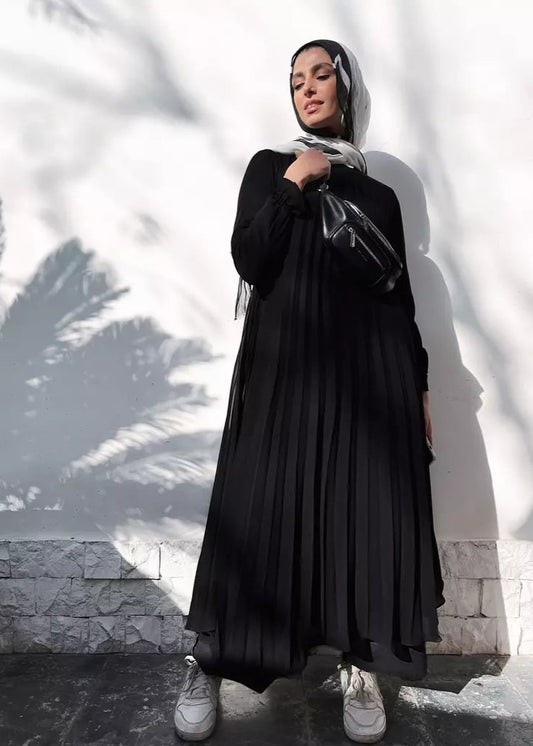 Cloach Pleated Dress In Black